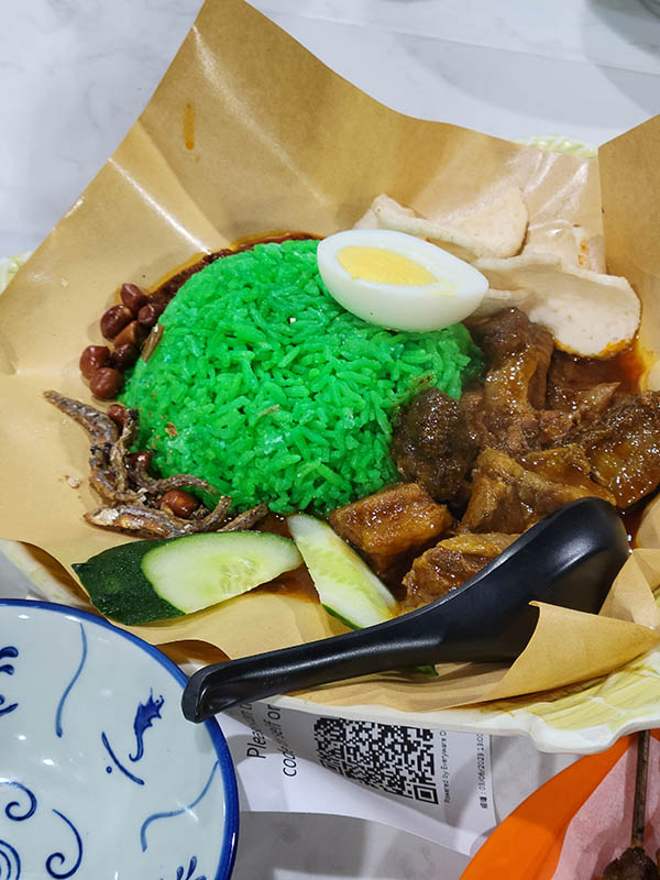 Green rice and brown meat