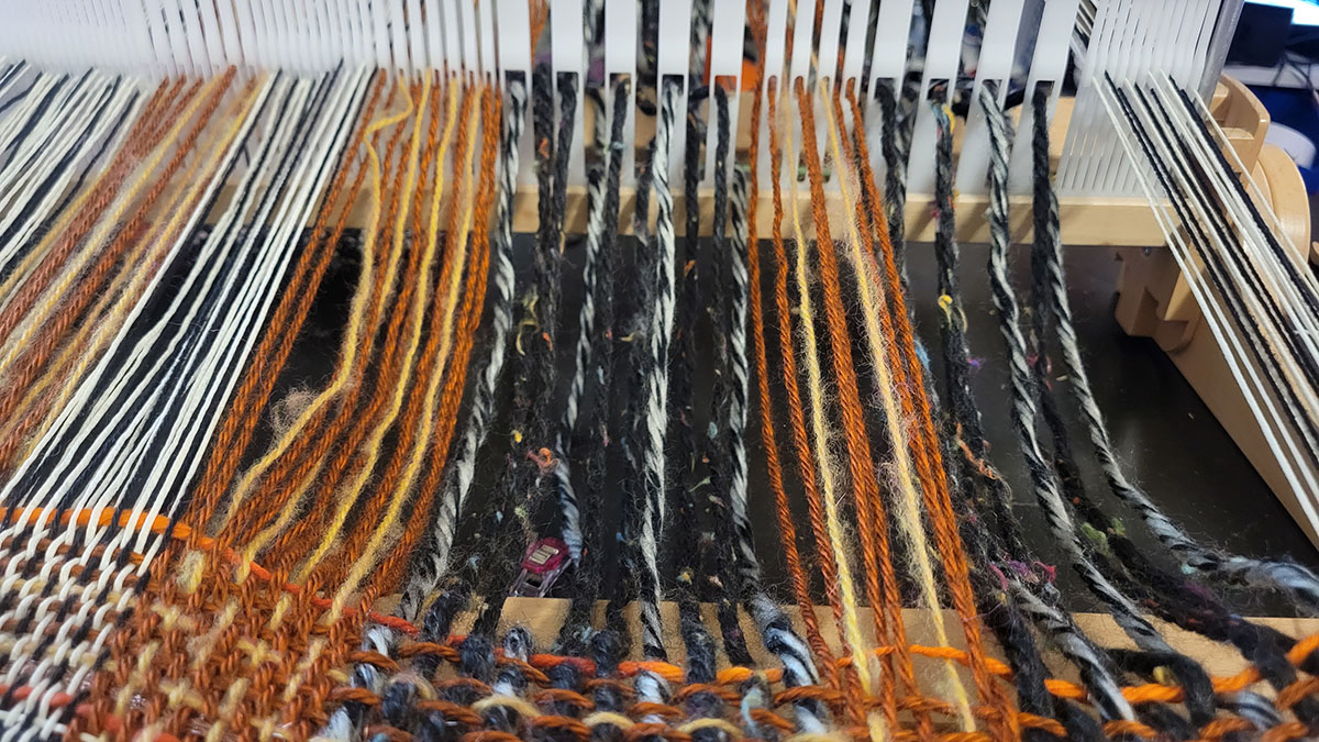 Sagging warp threads